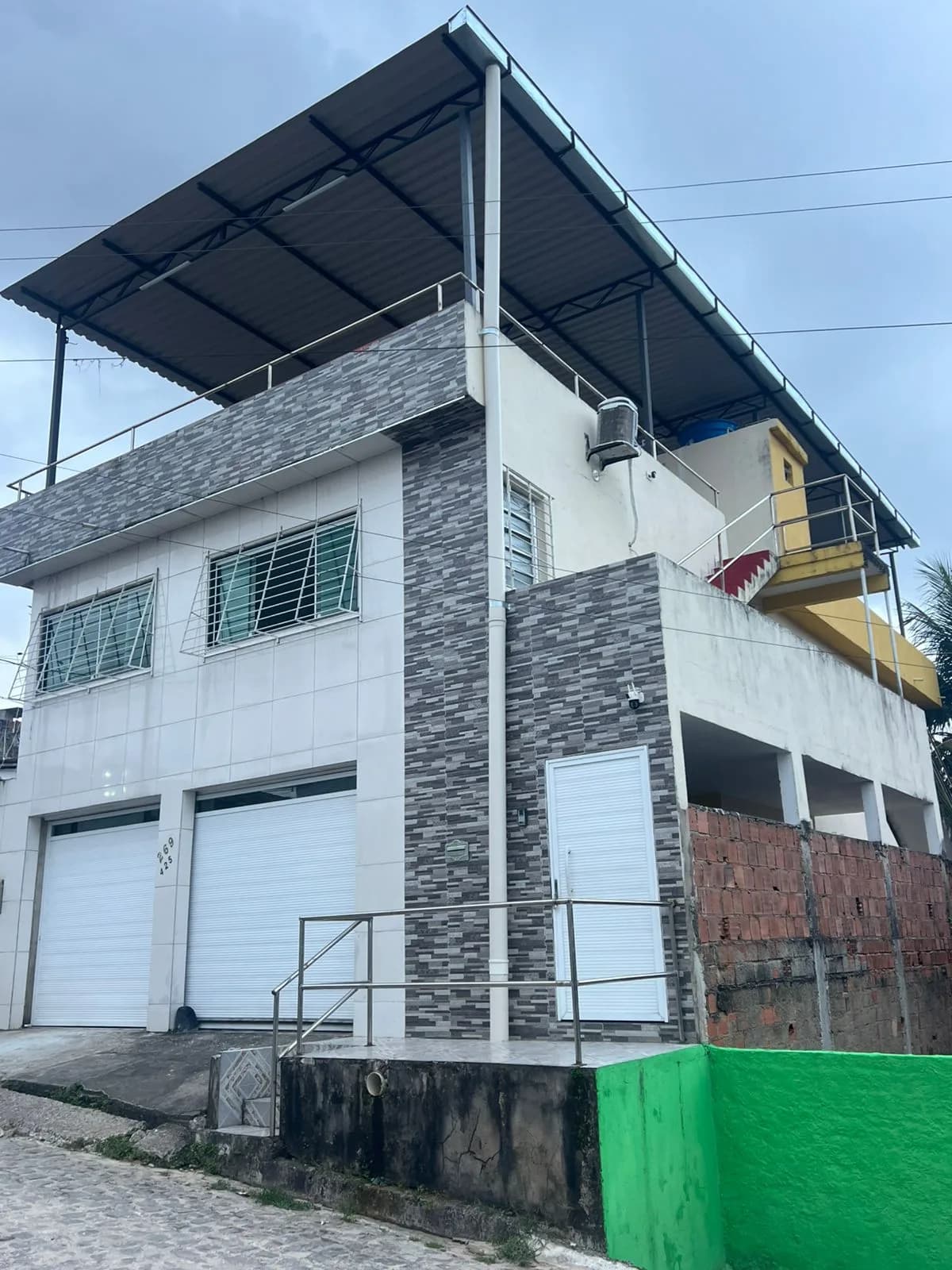 Casa de Alto Padrão em Camaragibe — 350m², 5 Quartos, Suíte com Closet e Cobertura Ampla